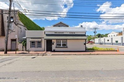 /international/us/111-bay-avenue-highlands-nj-110108337128/
