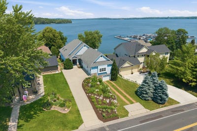 /international/us/208-e-lake-street-waconia-mn-110107940396/