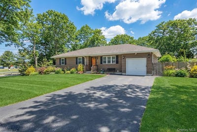 /international/us/126-floyd-road-shirley-ny-110105983541/