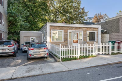 /international/us/142-university-avenue-lowell-ma-110120549389/