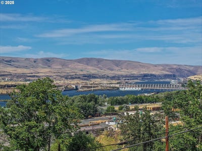 /international/us/2205-e-9th-st-the-dalles-or-110100326089/