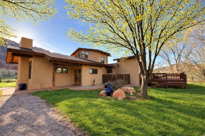 /international/us/423-amber-ln-castle-valley-ut-110106103357/