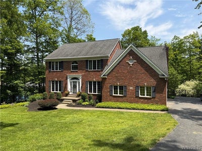 /international/us/914-underhill-road-east-aurora-ny-110108693370/