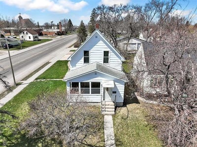 /international/us/301-duluth-avenue-n-thief-river-falls-mn-110106479408/