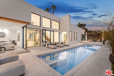 /international/us/9405-sierra-mar-place-los-angeles-ca-110100535400/