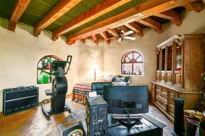 /international/us/176-maestas-road-ranchos-de-taos-nm-110101093643/