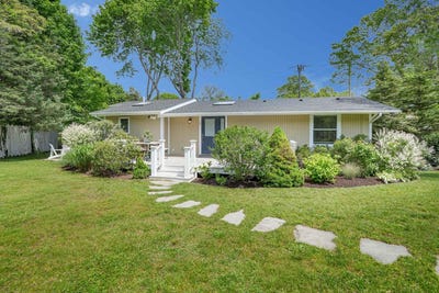 /international/us/3-kims-way-oak-bluffs-ma-110108278755/