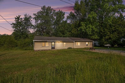 /international/us/6530-hollywood-drive-coloma-mi-110100117509/