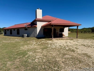 /international/us/584-tierra-linda-concan-tx-110103307336/
