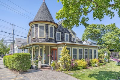 /international/us/15-center-street-provincetown-ma-110106955518/