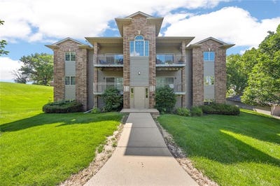 /international/us/471-n-1st-avenue-iowa-city-ia-110108738783/