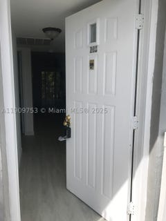 /international/us/438-ne-210th-cir-ter-miami-fl-110103366348/