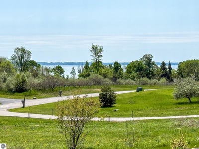 /international/us/2155-n-belanger-creek-drive-suttons-bay-mi-110106279618/