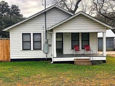 /international/us/710-simpson-street-schulenburg-tx-110102582916/