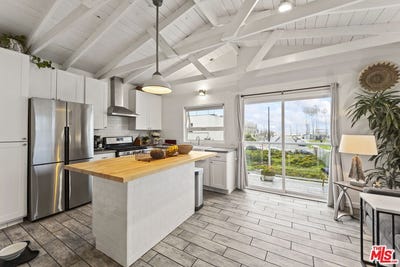 /international/us/6712-s-culver-place-playa-del-rey-ca-110096725726/