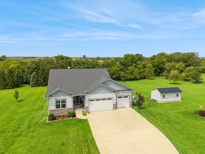/international/us/1713-merriam-court-winterset-ia-110101456314/