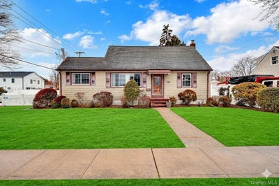 /international/us/2242-6th-street-east-meadow-ny-110106172155/