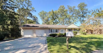 /international/us/226-holbrook-road-holbrook-ny-110119930412/