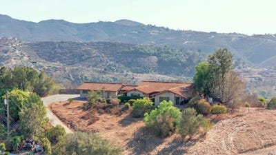 /international/us/30138-disney-lane-vista-ca-110120414774/