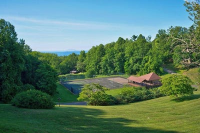 /international/us/96-doe-highlands-drive-hillsville-va-110108985524/