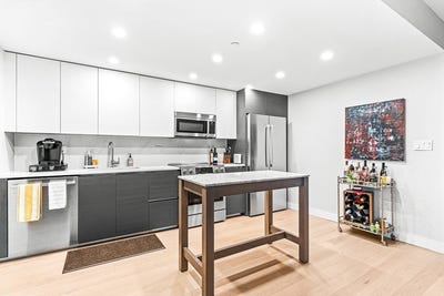 /international/us/932-broadway-chelsea-ma-110106725595/