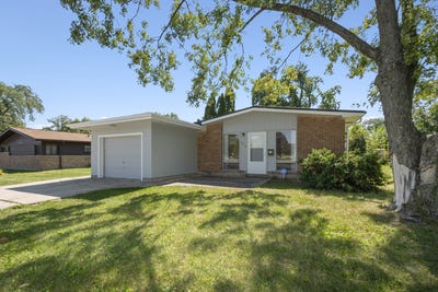 /international/us/417-lakewood-boulevard-park-forest-il-110106255549/