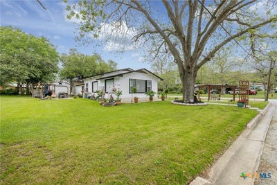/international/us/104-n-bright-street-gonzales-tx-110104906428/
