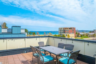 /international/us/138-gillis-street-traverse-city-mi-110099333272/