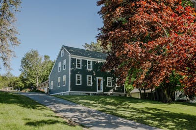 /international/us/11-old-western-avenue-winthrop-me-110108409731/