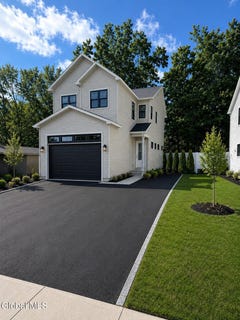 /international/us/61-van-dorn-street-saratoga-springs-ny-110108176290/
