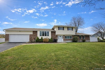 /international/us/10-wisteria-way-commack-ny-110106674079/
