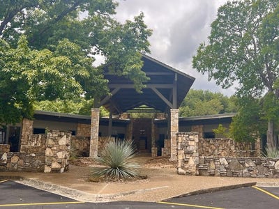 /international/us/715-hill-country-dr-kerrville-tx-110100185644/