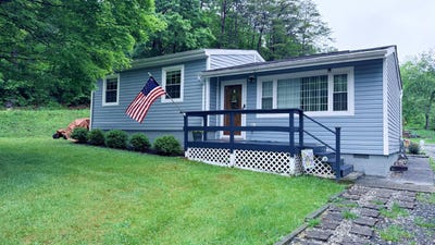 /international/us/166-coras-white-sulphur-springs-wv-110108299673/