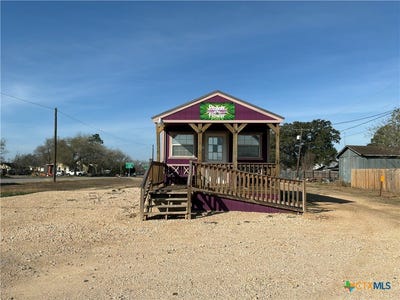 /international/us/608-e-central-avenue-nixon-tx-110106155317/