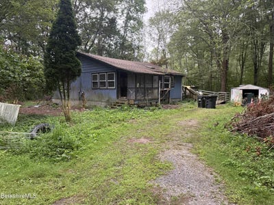 /international/us/16-lilac-ln-sheffield-ma-110101423476/