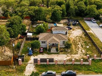 /international/us/130-los-arcos-rd-elgin-tx-110119560188/
