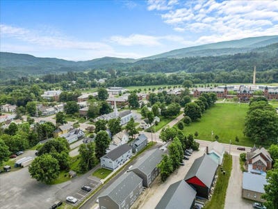 /international/us/13b-gardner-lane-waterbury-vt-110106540068/