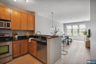 /international/us/24-ave-at-port-imperial-west-new-york-nj-110108298838/