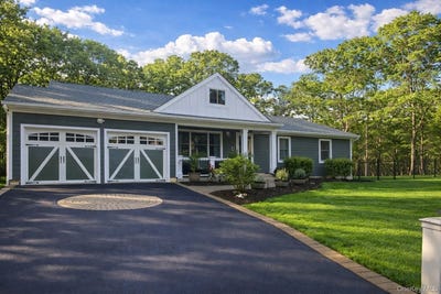 /international/us/14-belvoir-court-ridge-ny-110107576183/