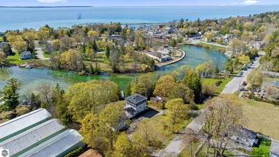 /international/us/204-s-chandler-street-leland-mi-110108254891/