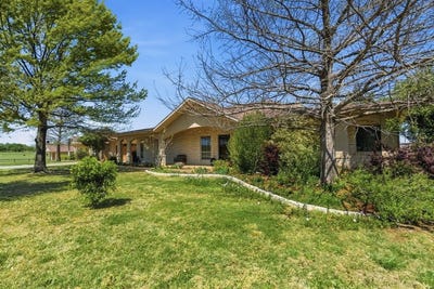 /international/us/3601-springfield-road-springtown-tx-110105390799/