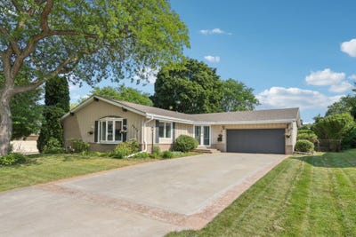 /international/us/4925-saxony-ln-greendale-wi-110101472973/?lang=en