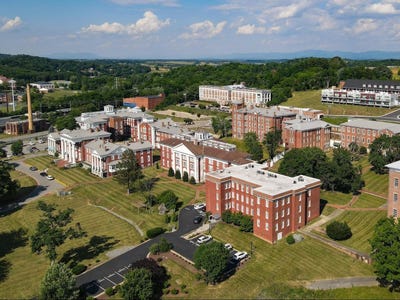 /international/us/101-w-village-dr-staunton-va-110106309239/