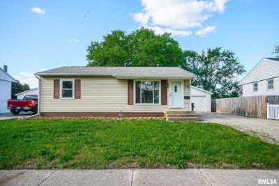/international/us/1836-columbus-drive-pekin-il-110107699791/