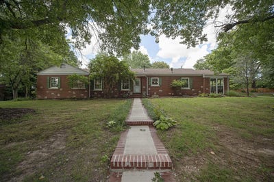 /international/us/825-e-university-street-springfield-mo-110100633076/