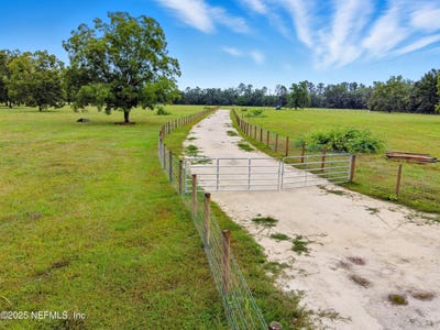 /international/us/11242-hogan-road-live-oak-fl-110102593450/