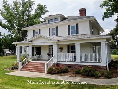 /international/us/207-w-main-street-pilot-mountain-nc-110109188045/