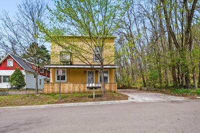 /international/us/1570-e-madison-street-eau-claire-wi-110107820922/