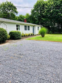 /international/us/303-old-town-road-east-setauket-ny-110108073603/