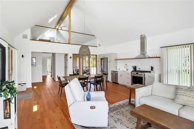 /international/us/10-wyndham-hill-road-middletown-ri-110107865780/
